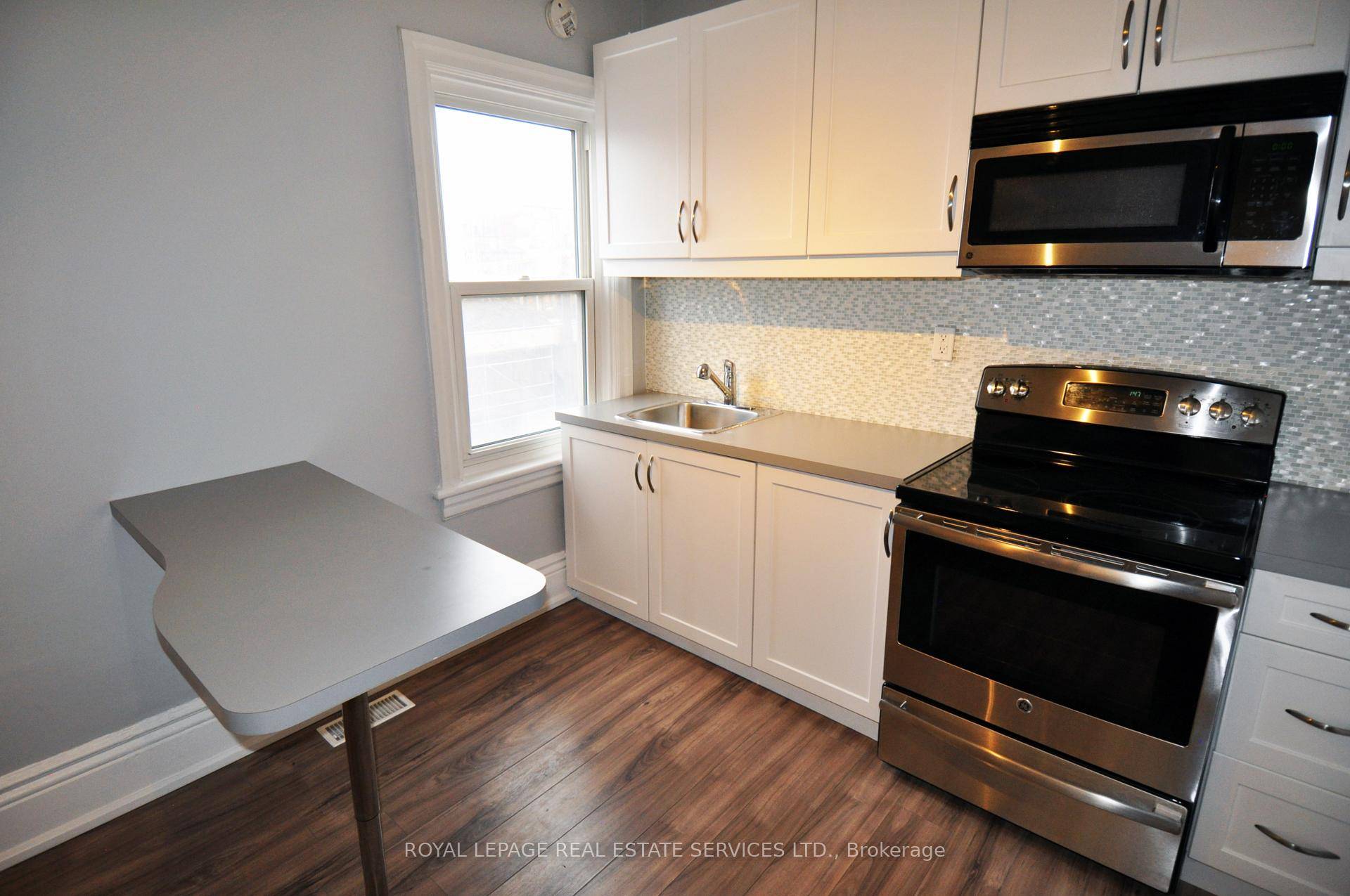FREE RENT for the first half month for leases beginning June 1 This cozy 1 bedroom unit on the second floor of a well managed house in the Annex is ...