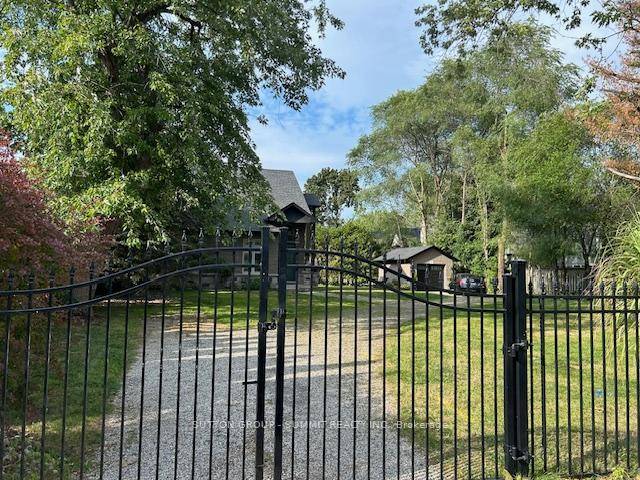 Fantastic Oak Hill neighbourhood, located close to trails, shopping, golf courses and 403.