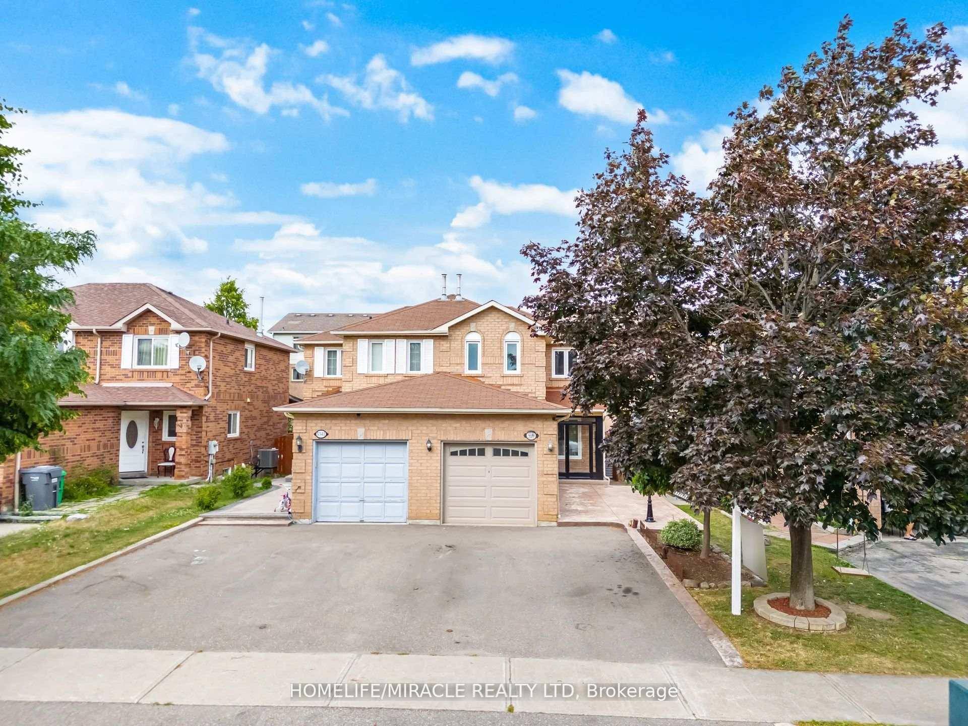 Beautifully Upgraded Semi Detached Home on a Quiet Cul De Sac in the Heart of Mississauga !