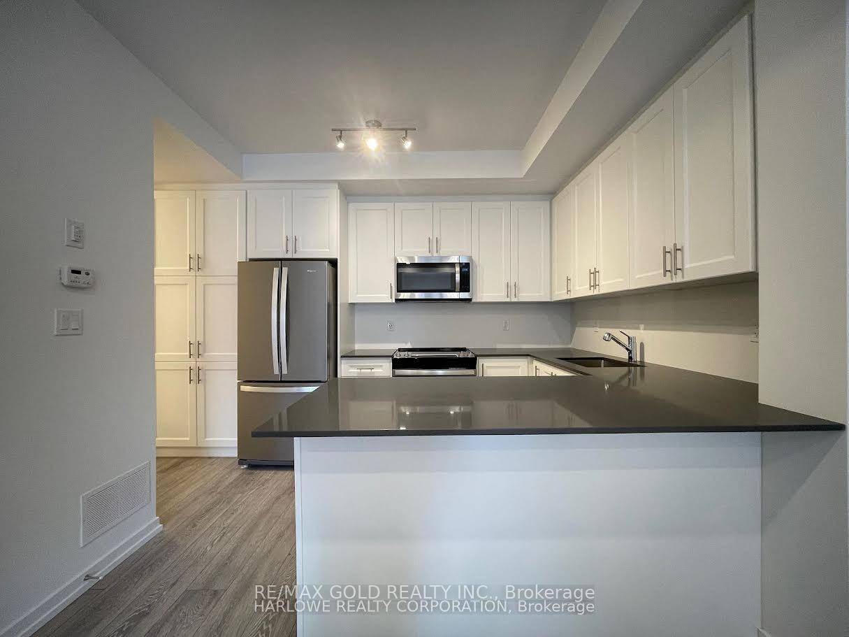 Brand New 2 Bedroom Condo Townhouse Located Young and Davis In Heart Of Newmarket.