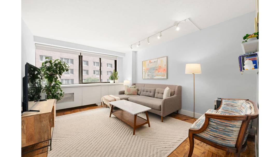 Residence 2SS is a beautifully renovated, south facing junior one bedroom filled with natural light and refined, high end finishes throughout.