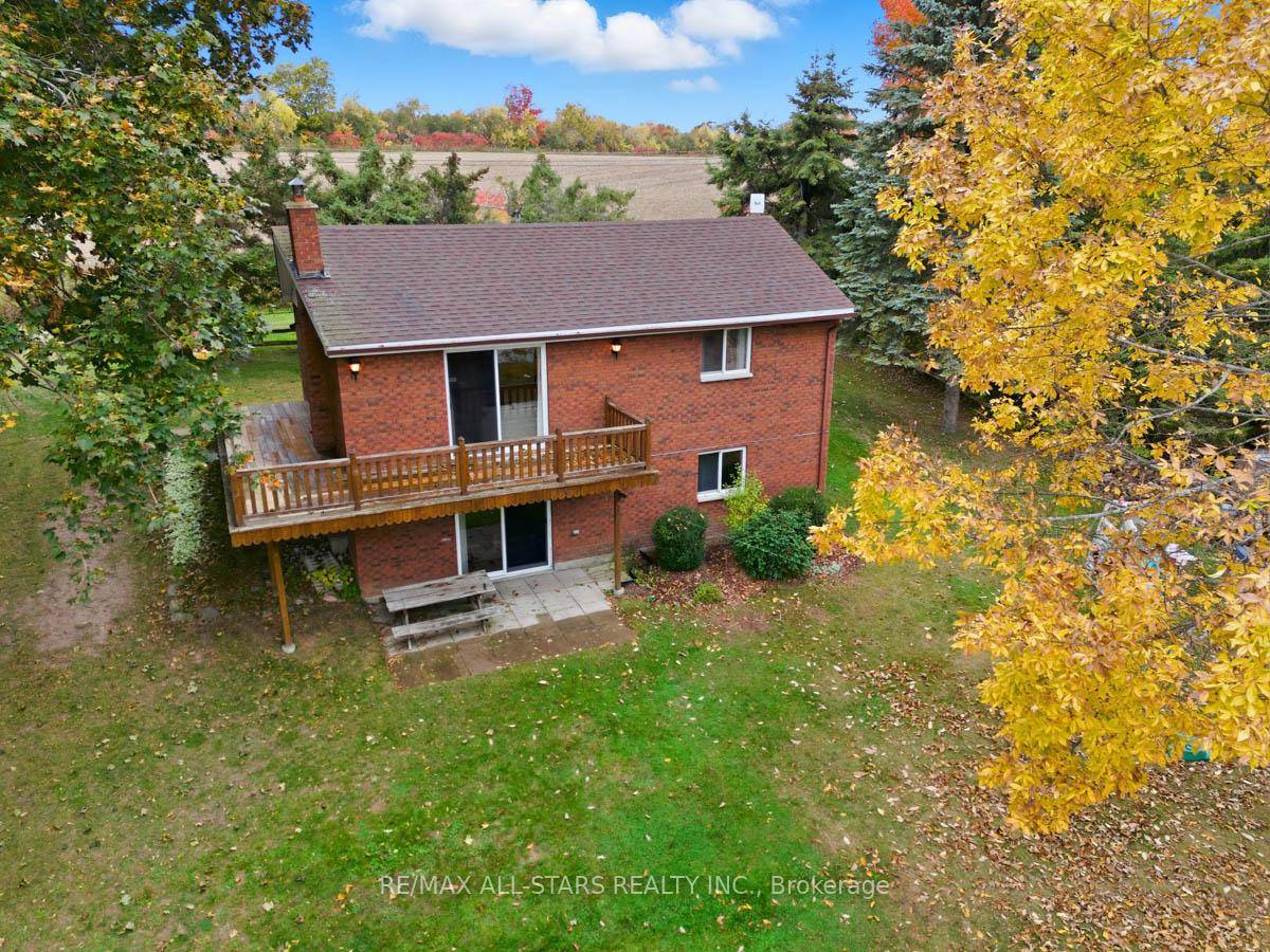 Circa 1966 all brick bungalow located on the north shore of Lake Scugog giving boat access to the Trent Severn waterway ; 100 feet clean and hard bottom waterfront ; ...