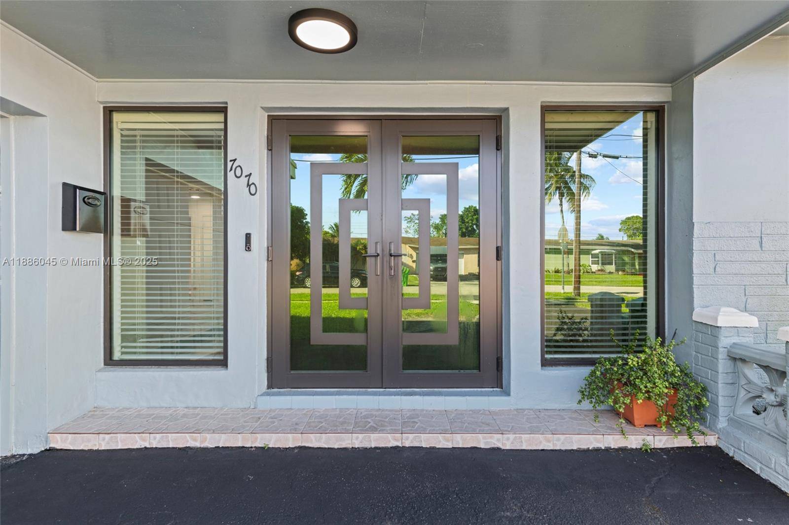 SUNRISE ! FOR SALE SINGLE FAMILY HOME !