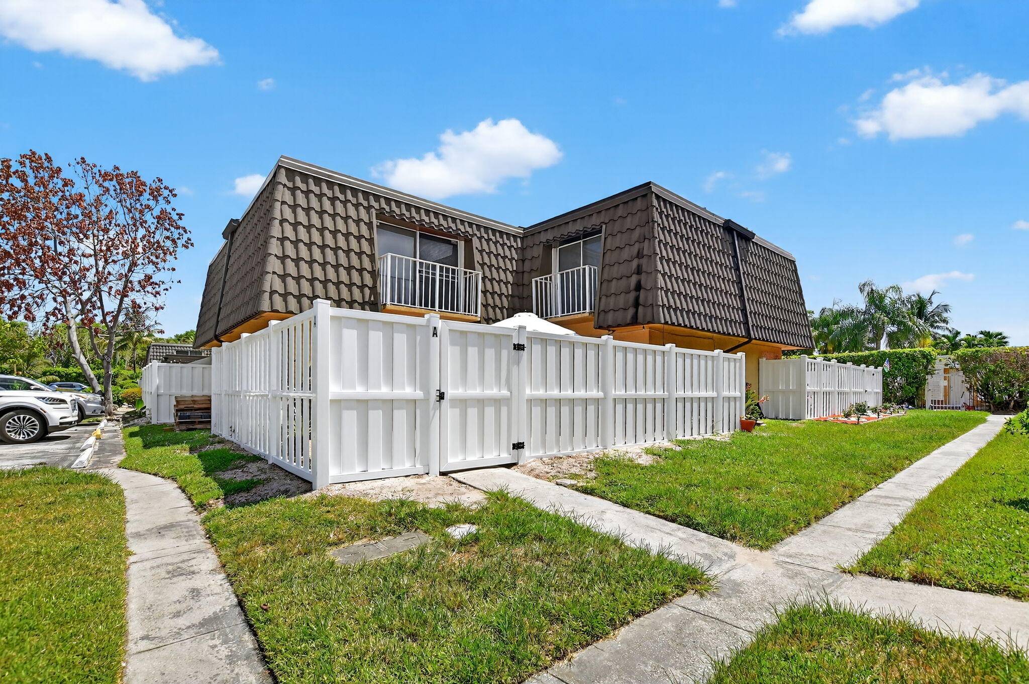 Beautifully Renovated 2BR 2BA Townhouse in West Boca !