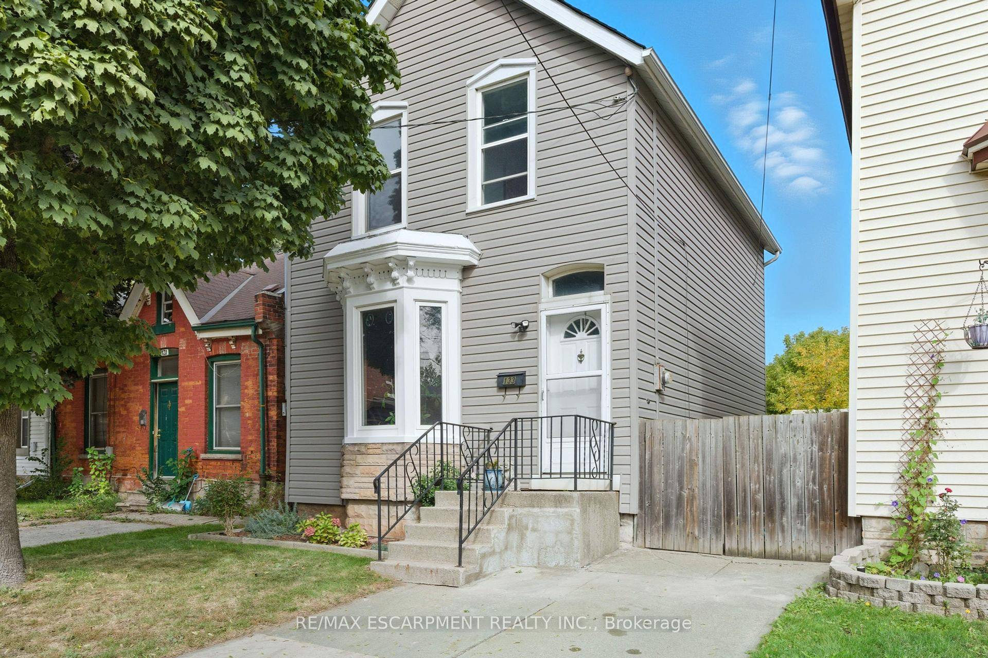 Welcome to this well kept 3 bedroom, 2 storey detached home in the heart of Hamilton.