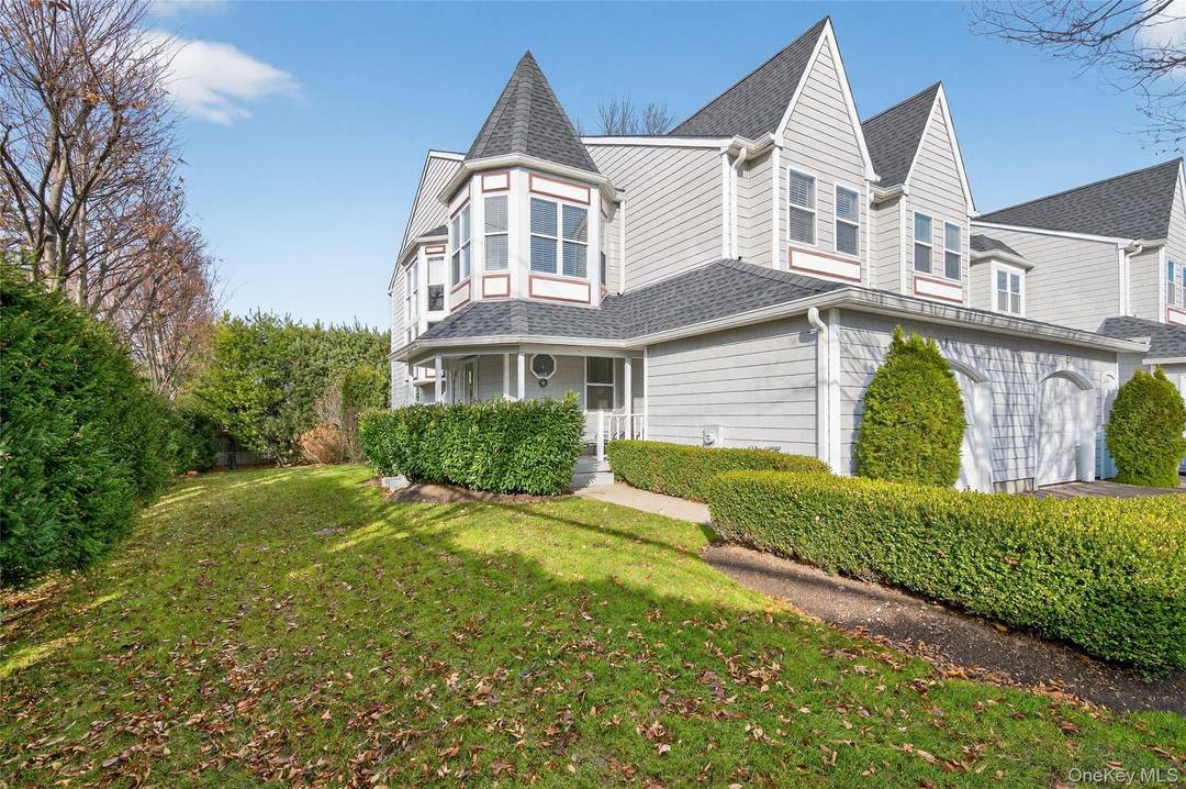 Welcome to 1 Parkridge Court, an elegant townhouse set within one of Huntington s most charming and intimate communities.