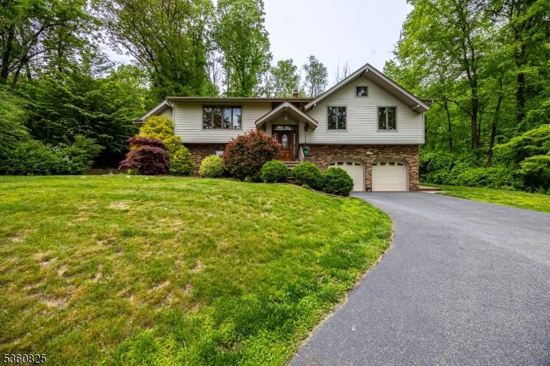 Spacious Bi Level Home in Desirable Mt.
