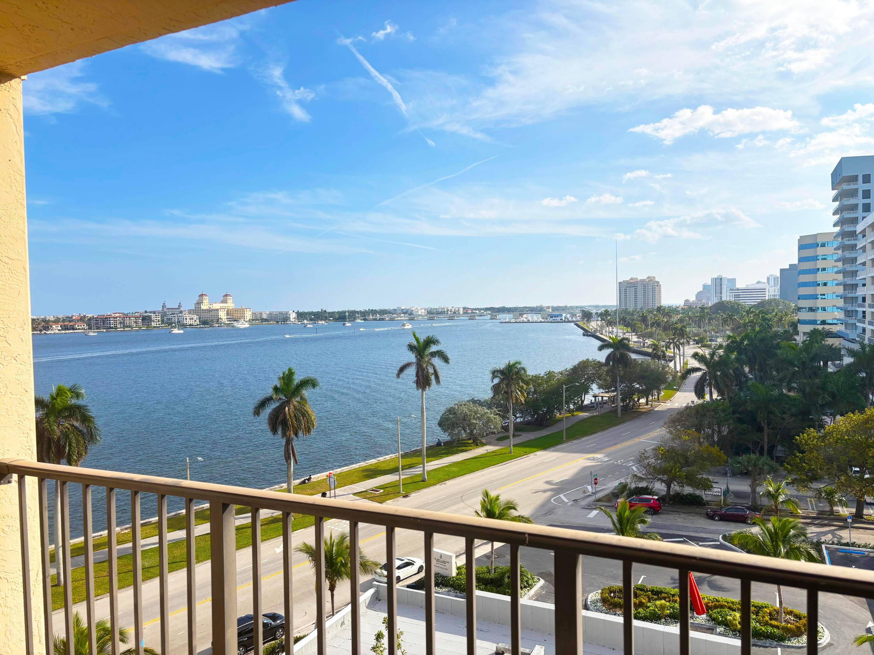 Stunning Waterfront Property in a Prime Location !