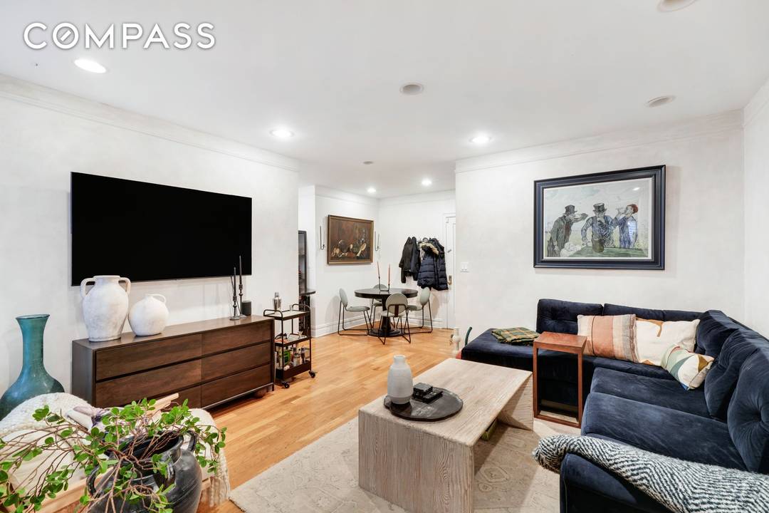 This well proportioned one bedroom is set within a classic prewar Riverside Drive elevator building, offering a comfortable layout and timeless character.