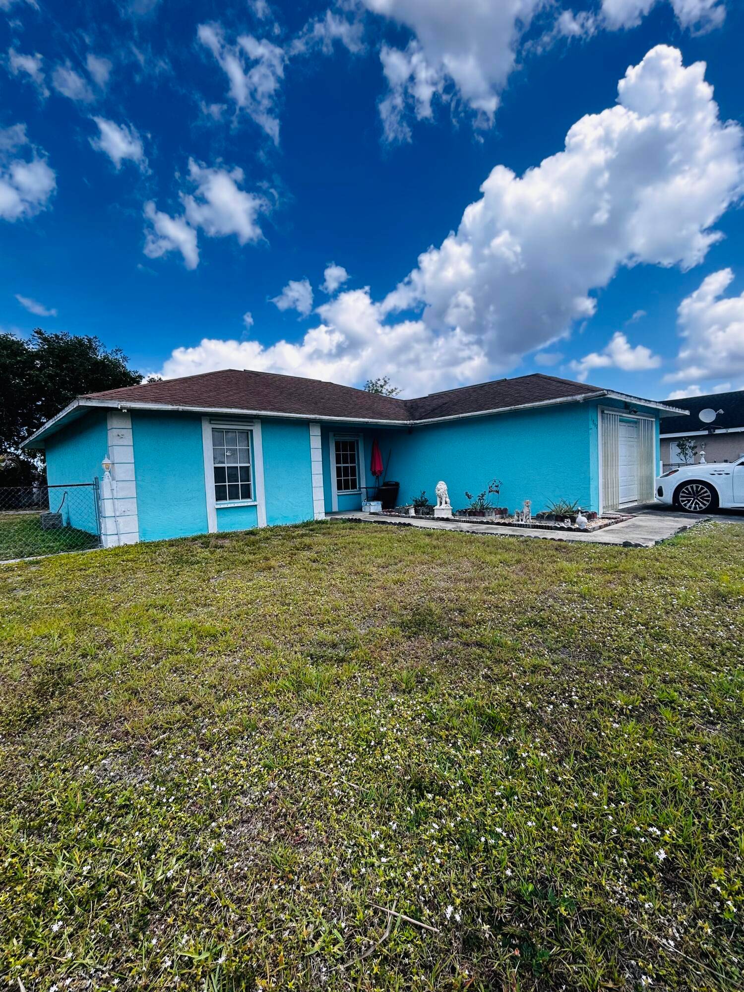 Discover this beautiful 3 bedroom home ideally located in the heart of the city, just a few minutes from the scenic Lake Okeechobee and golf course.