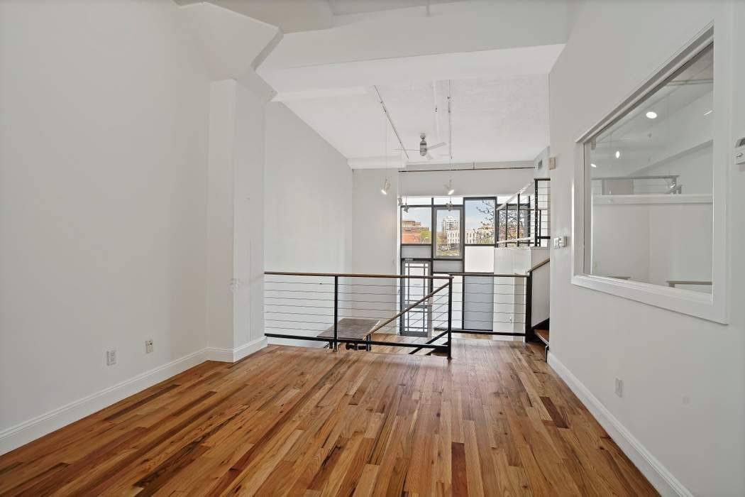 Turn Key Loft Style Commercial Office at Newswalk 924 Sq Ft A rare opportunity to lease a turn key commercial loft in the iconic Newswalk building, located in the heart ...