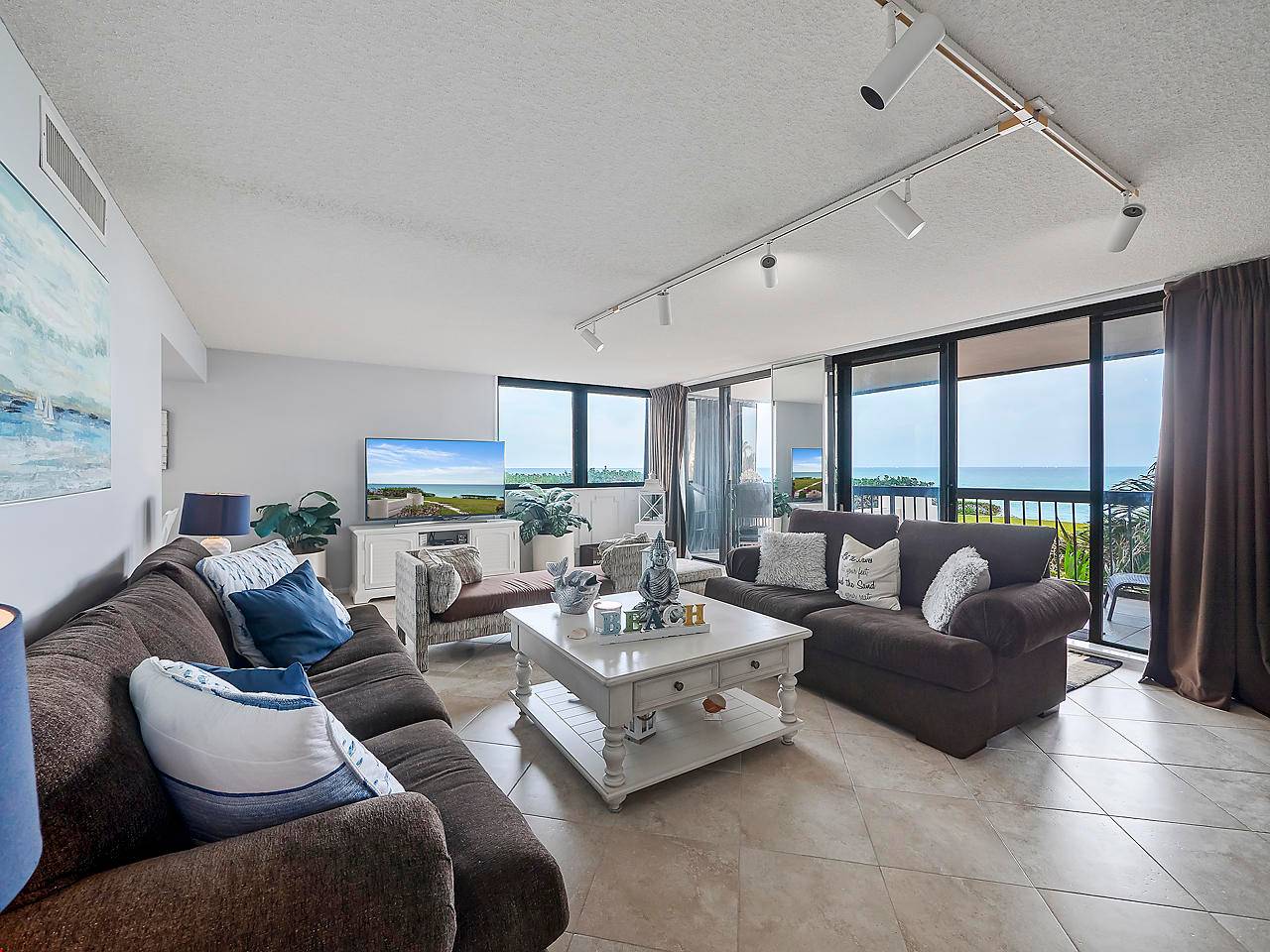 Stunning Oceanfront Condo on Singer Island, FloridaWelcome to your dream home !