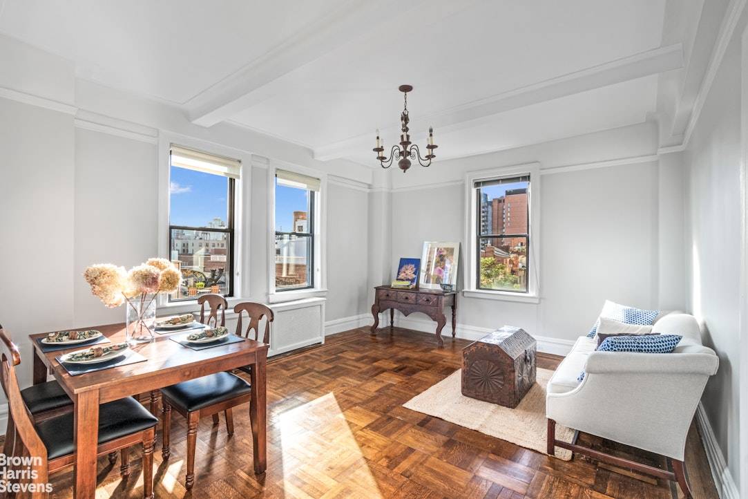 Lovely 2 Bedroom 1. 5 Bathroom home near Central Park.