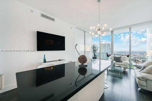 Beautiful fully furnished lower penthouse, easy to show.