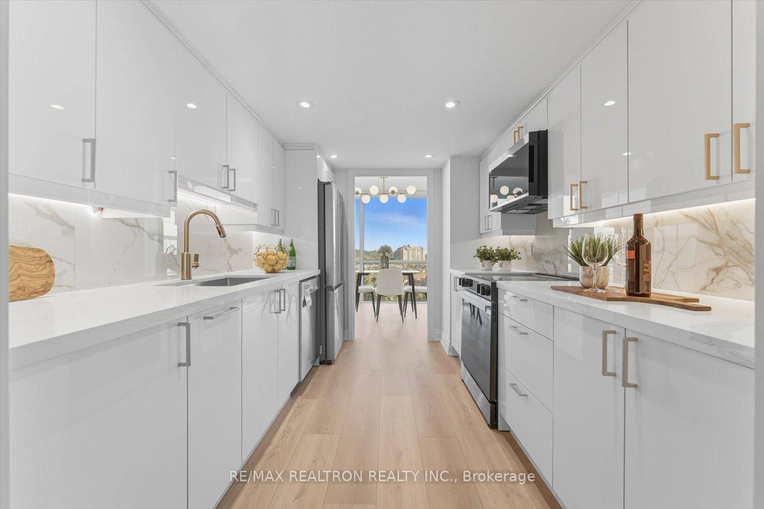 Welcome to this beautifully renovated condo in the heart of Richmond Hill !