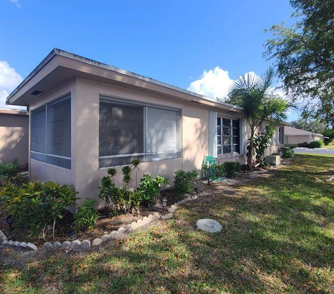 End unit Villa with lots of sunlight, Kitchen completely updated in 2019, new roof 2018, new ceramic tile floors 2018, new water heater 2025, granite counters, stainless steel appliances, accordion ...