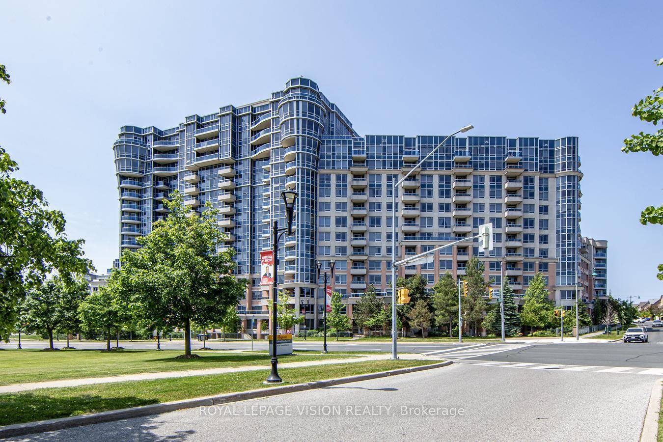 This bright and spacious 2 Bedroom Den, 2 Bathroom condo offers 928 sq.