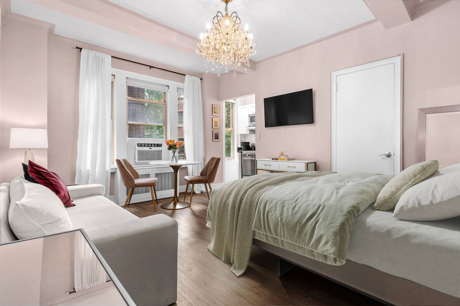 Available for Immediate Occupancy Welcome to one of the most sought after studio lines at 24 Fifth Avenue, boasting a brand new renovation, two spacious closets, and stunning western exposure ...