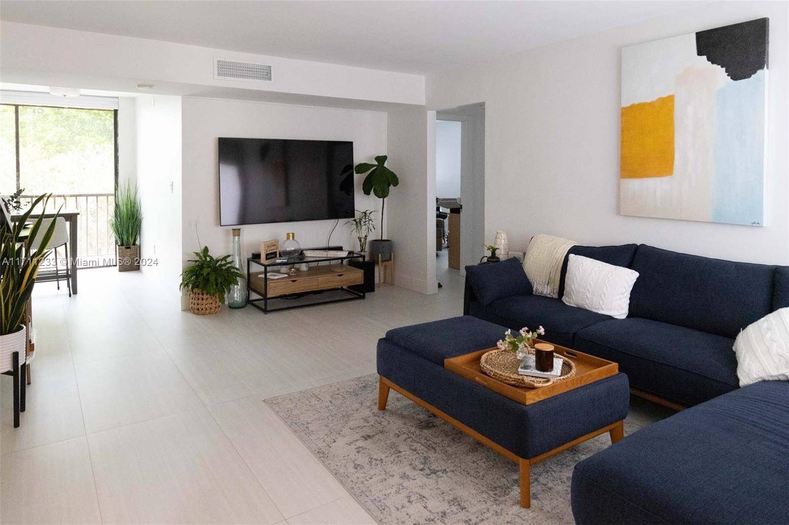 This bright 3 bedroom, 2 bathroom condo offers 1, 040 sq.