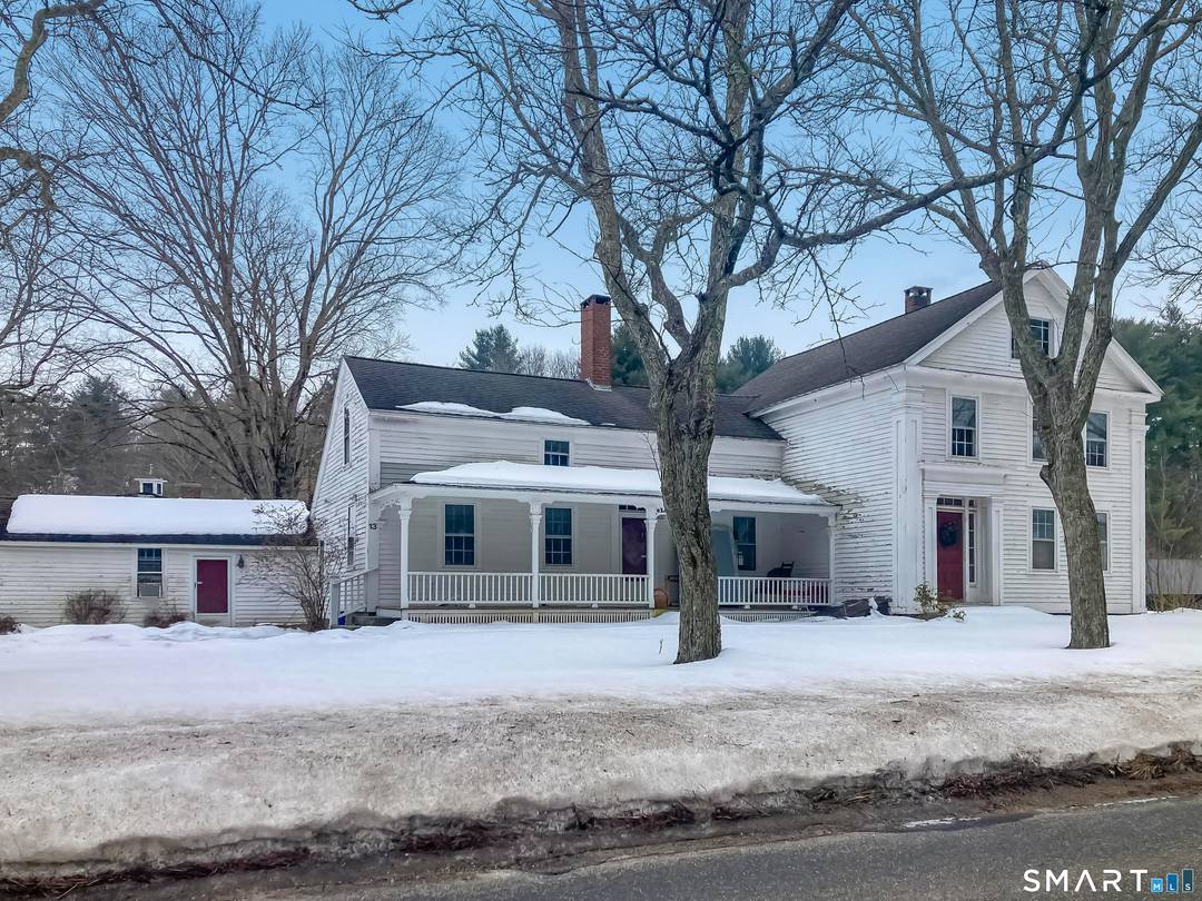 Spacious farmhouse living at its best !