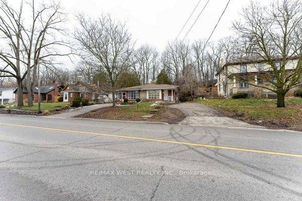 Welcome Home ! This Absolutely Gorgeous Home Has A Very Functional Layout.
