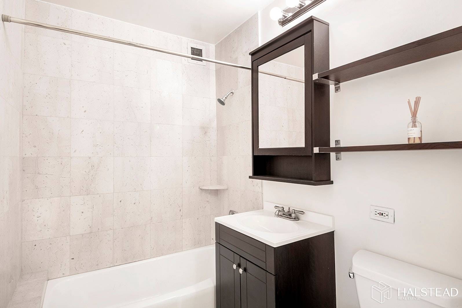 This Lovely Spacious One Bedroom Apartment see Floorplan in excellent condition throughout, This apartment has hardwood floors and has a generously sized balcony overlooking the Pinnacle Gardens and a washer ...