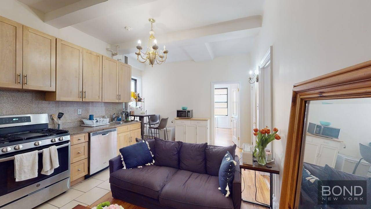 Large 3 bedroom 2 windowed bathrooms with two large king size bedrooms and smaller bedroom including en suite bathroom !