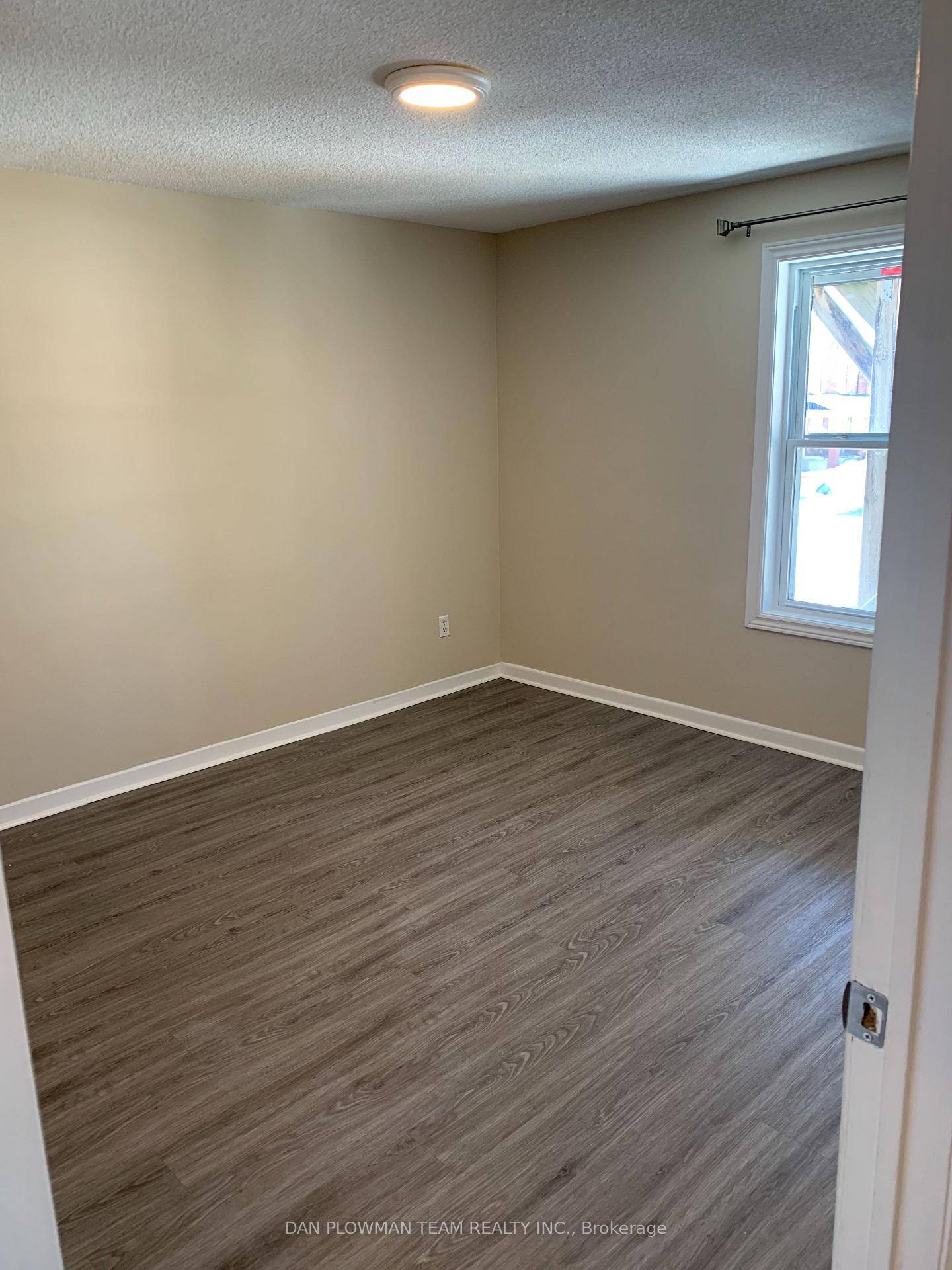 Renovated 1 Bedroom Apartment Located On The 2nd Floor Of A Well Maintained Multiplex In The Central Area Of Oshawa.