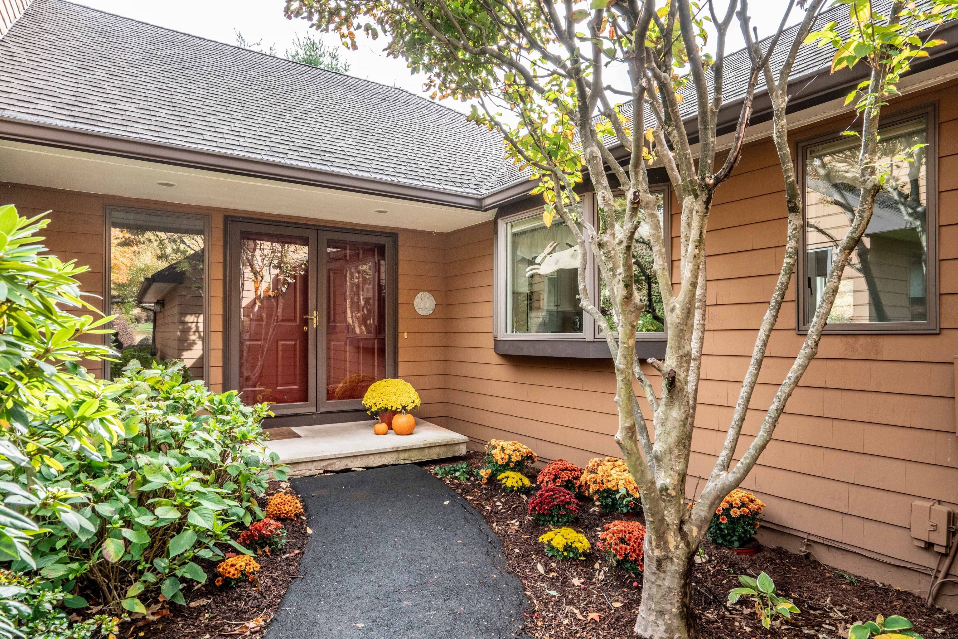 Spacious, end unit ranch style home at Balbrae with 4 brs, 3.