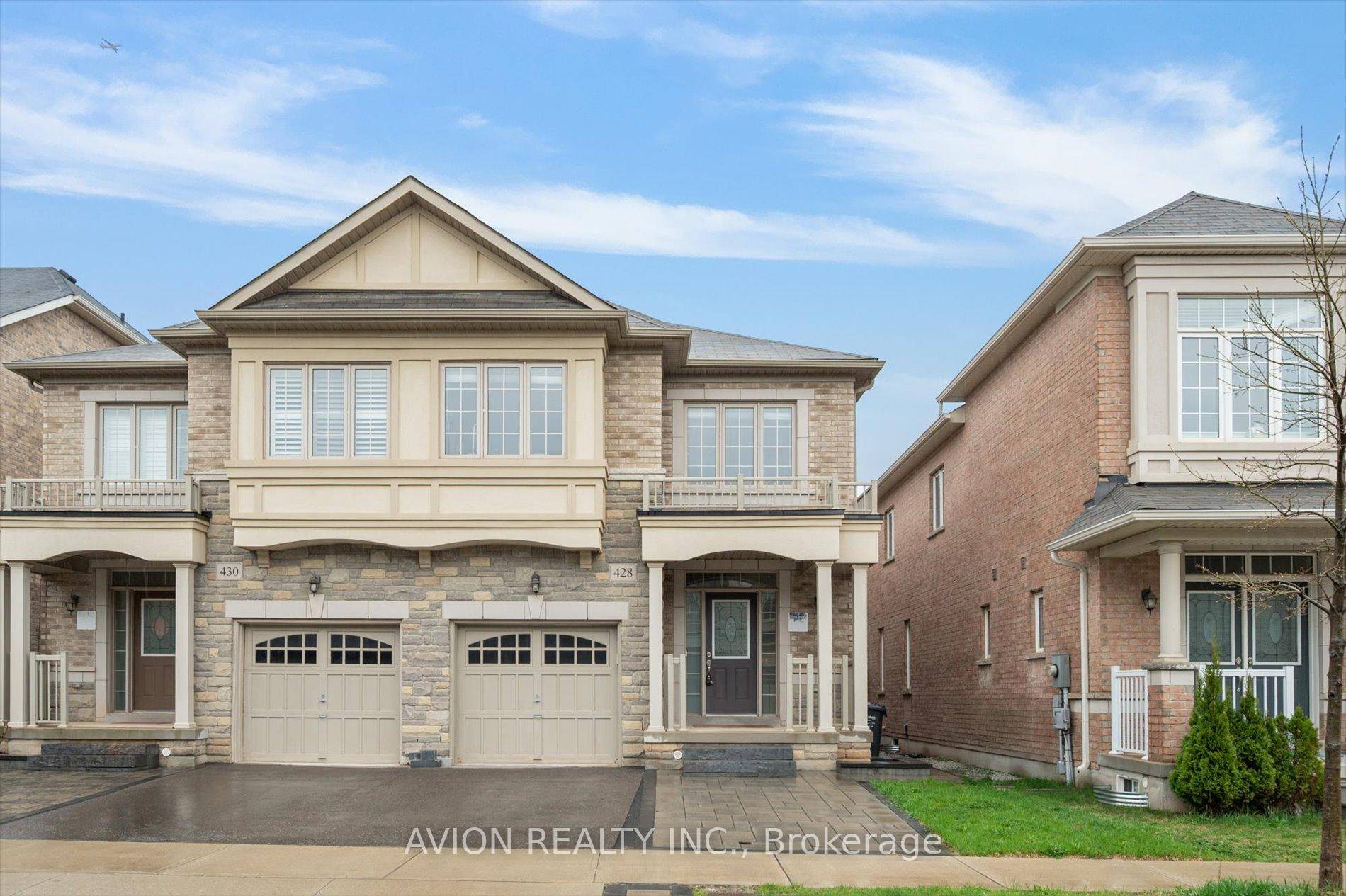 This Beautifully Upgraded And Spacious Semi detached Home In Prime Oakville with Stylish And Functional Living Space.