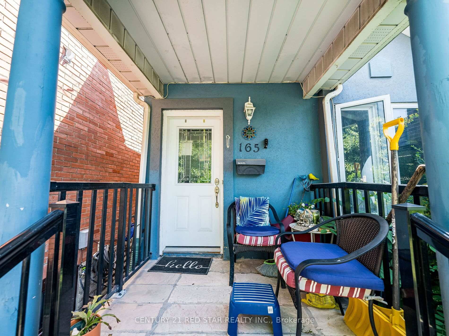 Discover your perfect starter home at 165 Robina Ave in the vibrant Oakwood community !