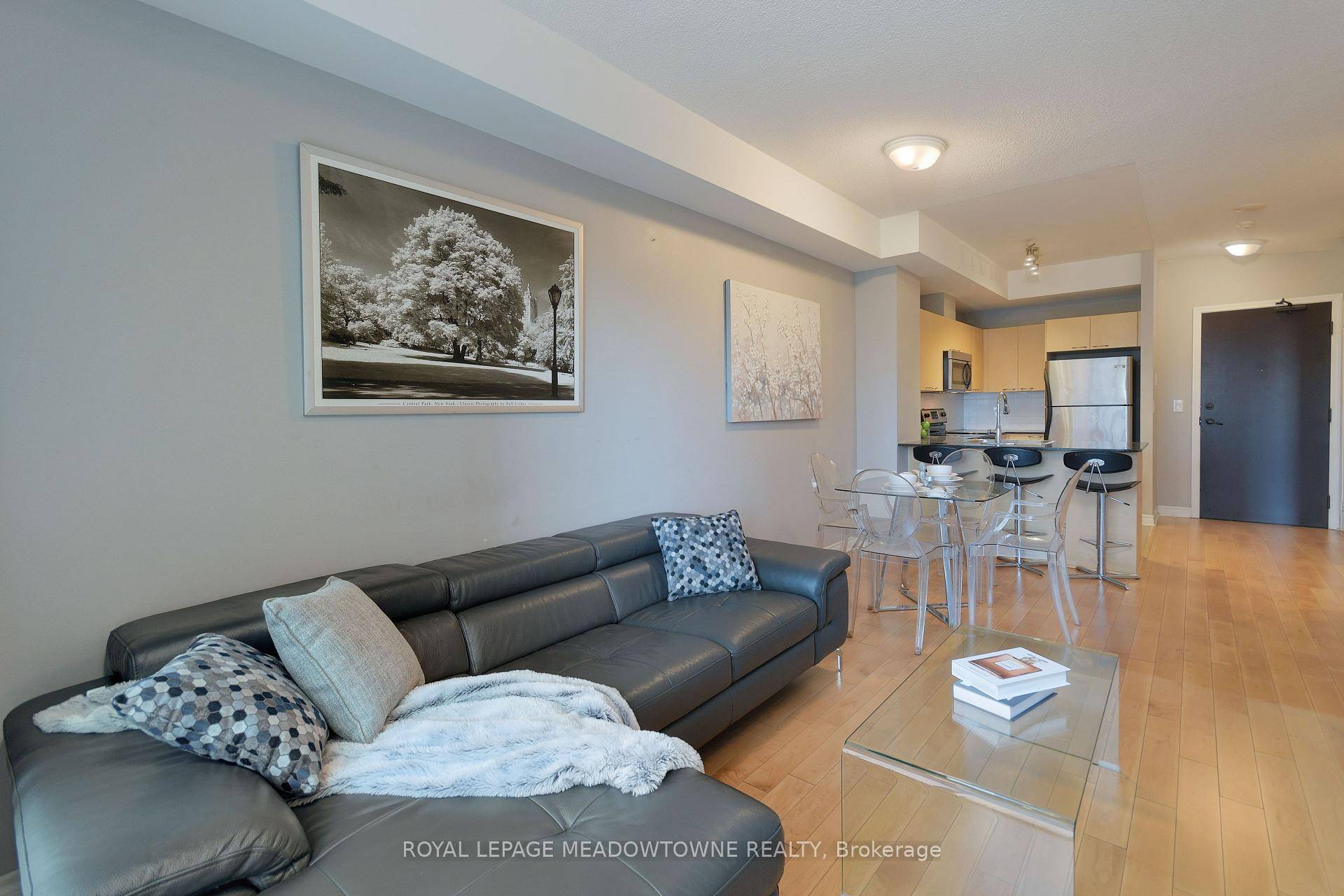 Beautiful 1 Bedroom Condo in the Heart of Downtown Mississauga !