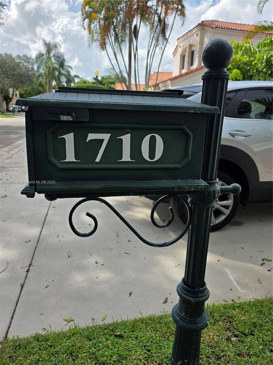 WELL MANTAINED UPDATED SINGLE FAMILY HOUSE 3 2, BREATHTAKEN LAKE VIEW, BEAUTIFUL CUSTOM DESIGN WOODEN KITCKEN, 2 CAR GARAGE, HUGE SCRENED AND TILED PATIO, ACCORDION SHUTTERS, COMMUNITY POOL, GATER ENTRY, ...