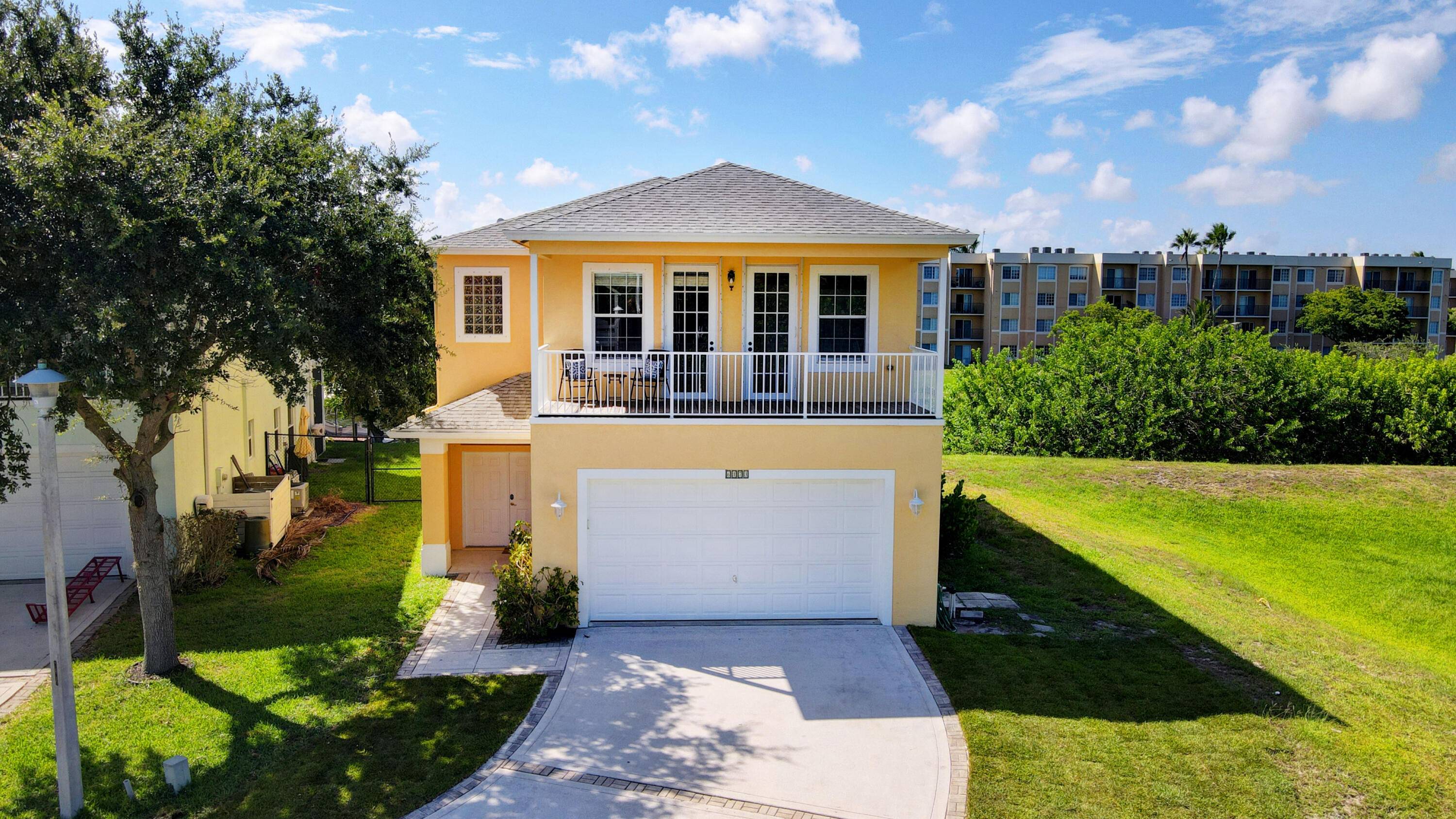Beautiful 4 bedroom 2. 5 bathroom home with a dry dock on Lake Osborne.