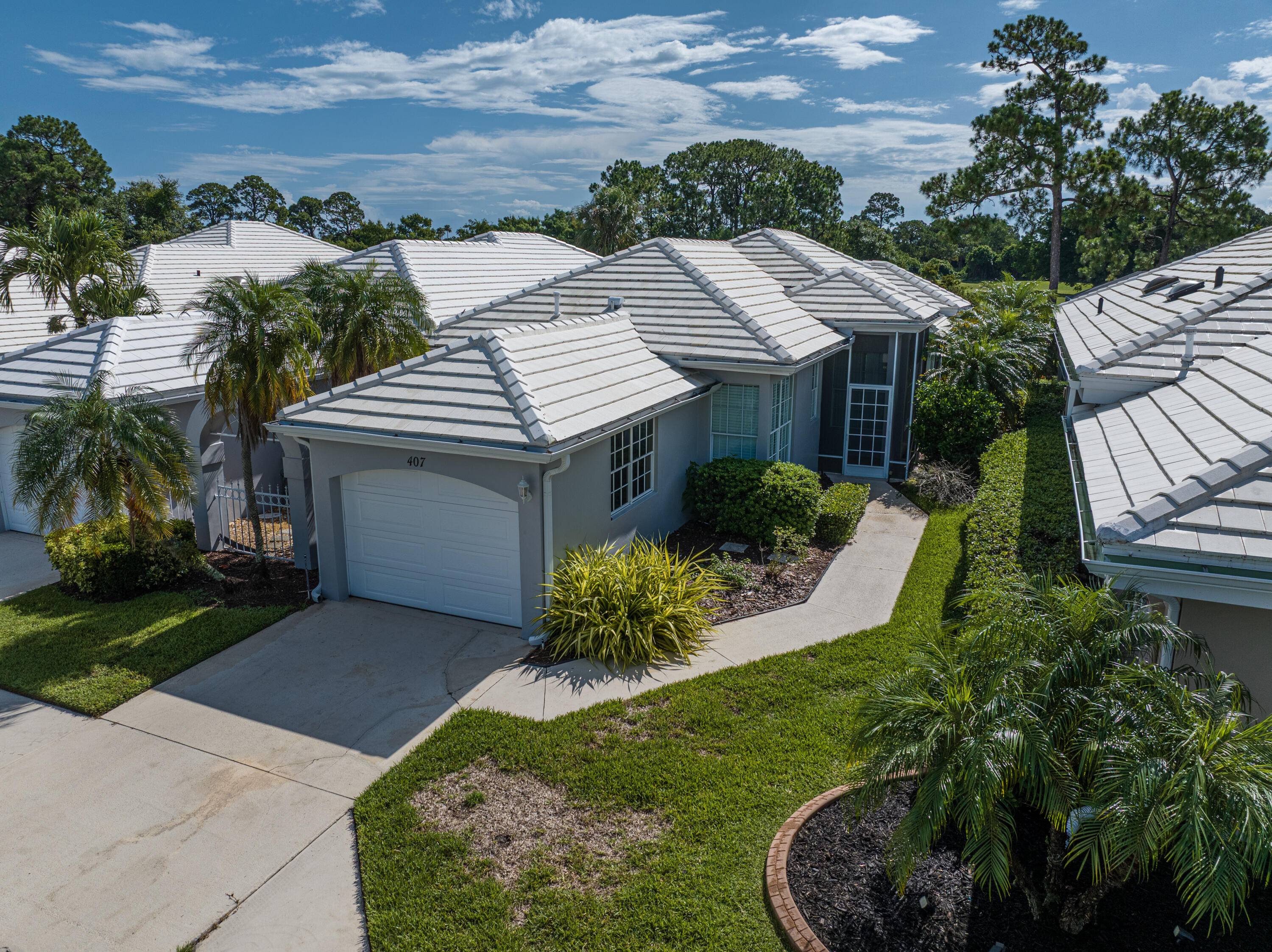 LIGHT BRIGHT 2BR 2BA 1CG VILLA !