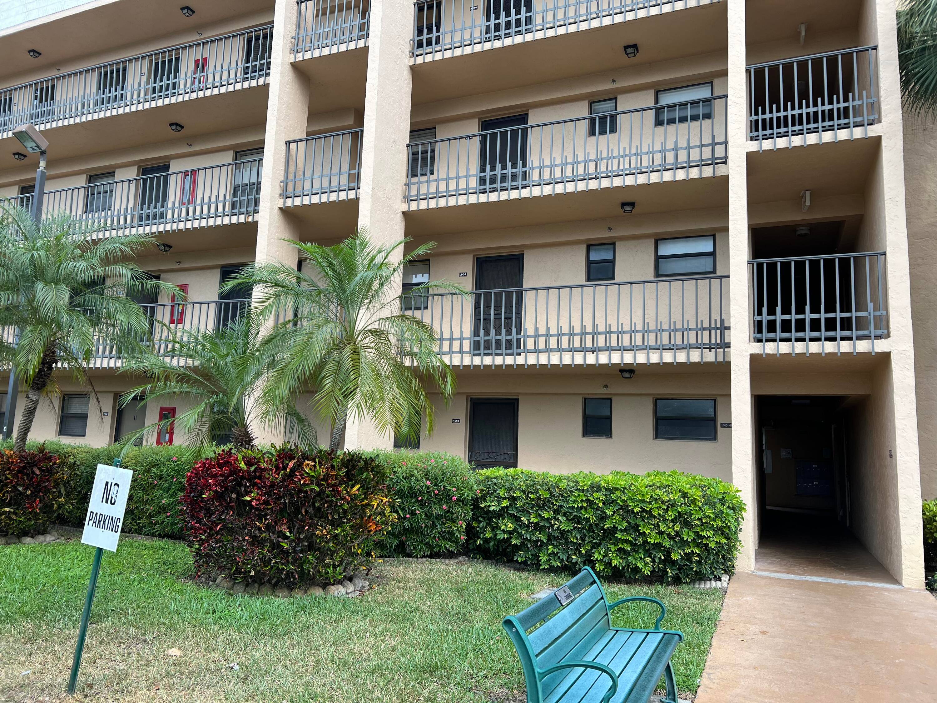 RENOVATED 1ST FLOOR CORNER UNIT Light and Bright 2 Bd a den with 1.
