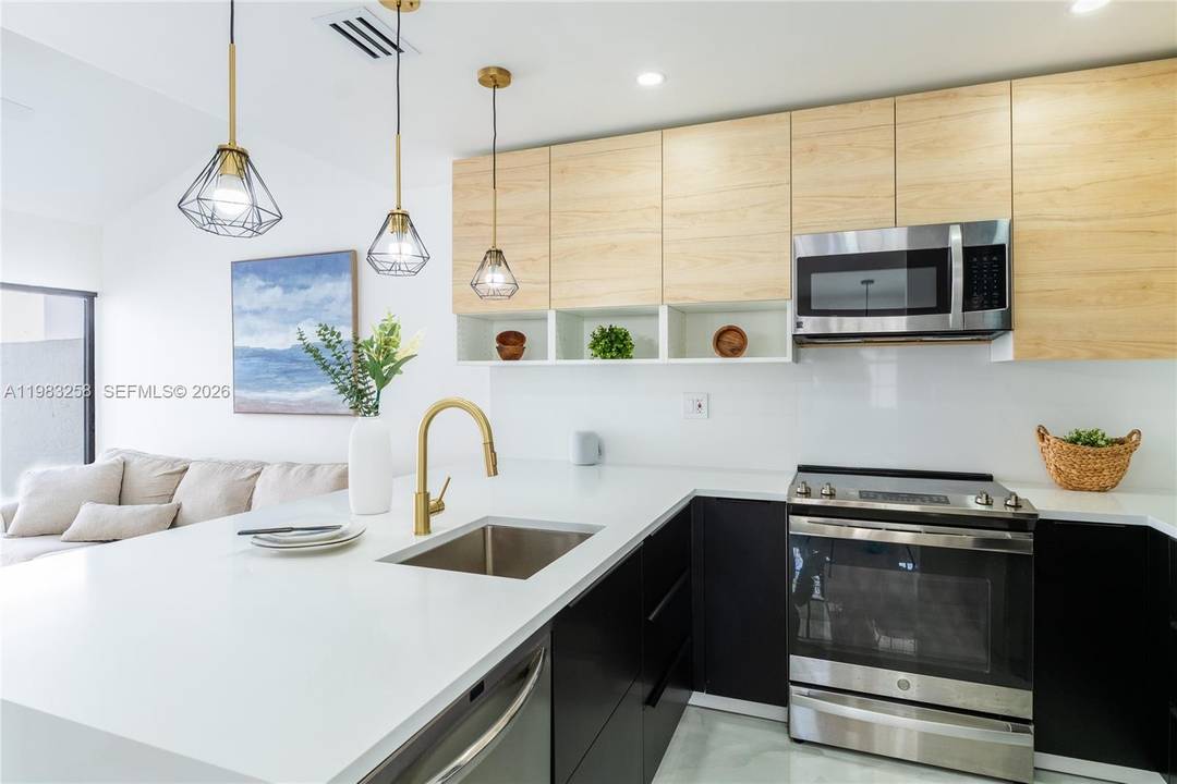 Beautifully Remodeled 2 Bedroom Townhome in Harbor Village at Aventura Discover this charming 2 bedroom townhome in the highly desirable gated community of Harbor Village at Aventura.