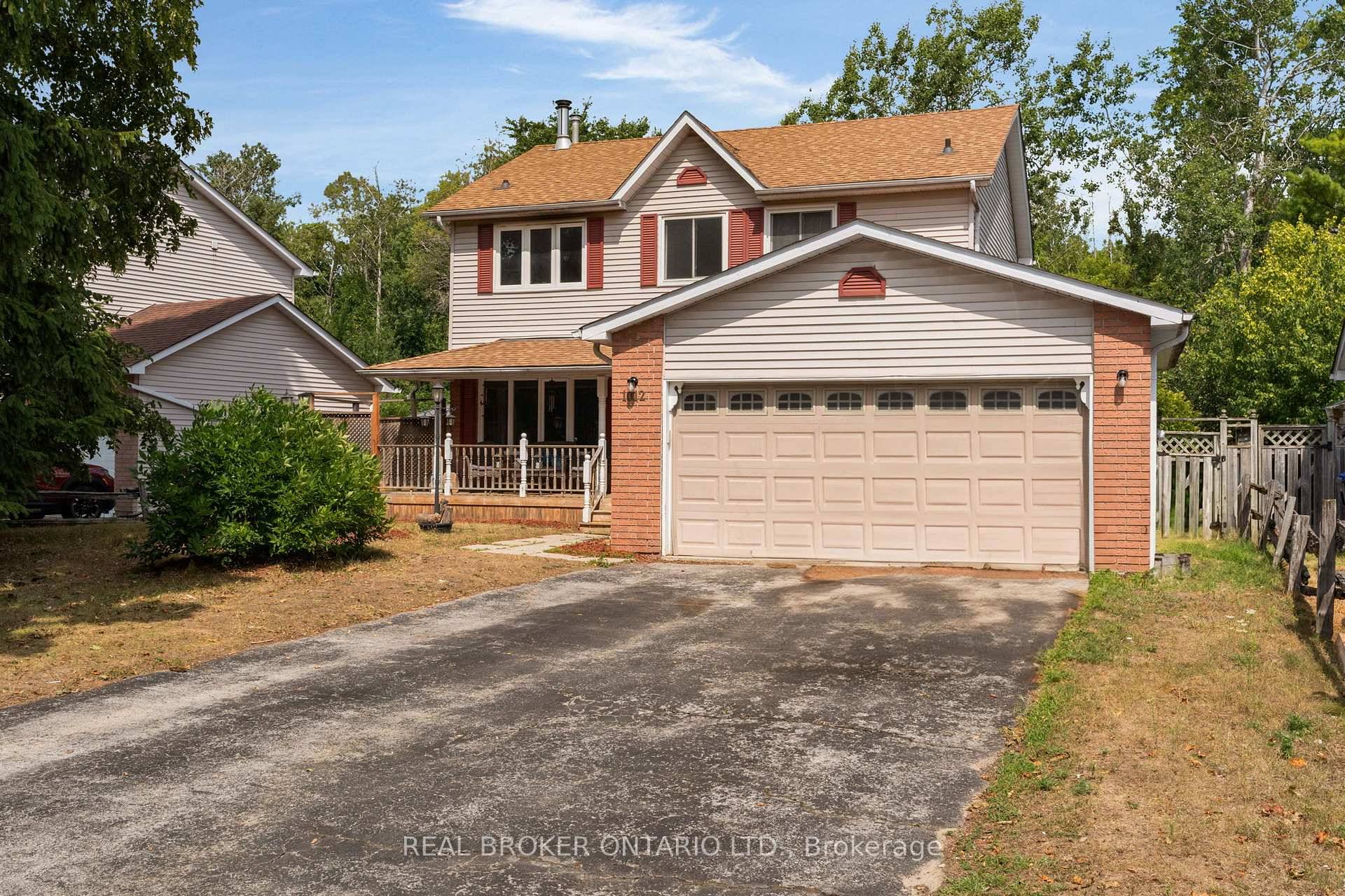 Looking for a location where the kids can walk to their elementary or secondary school as well as to the beach ?