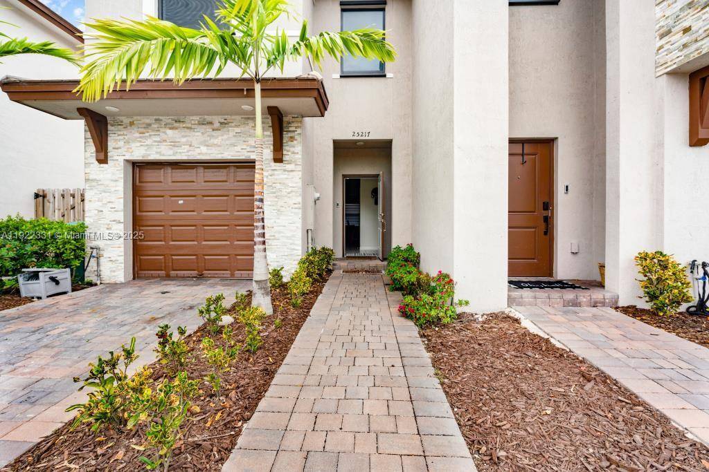 Almost new 3 bedrooms, 2.