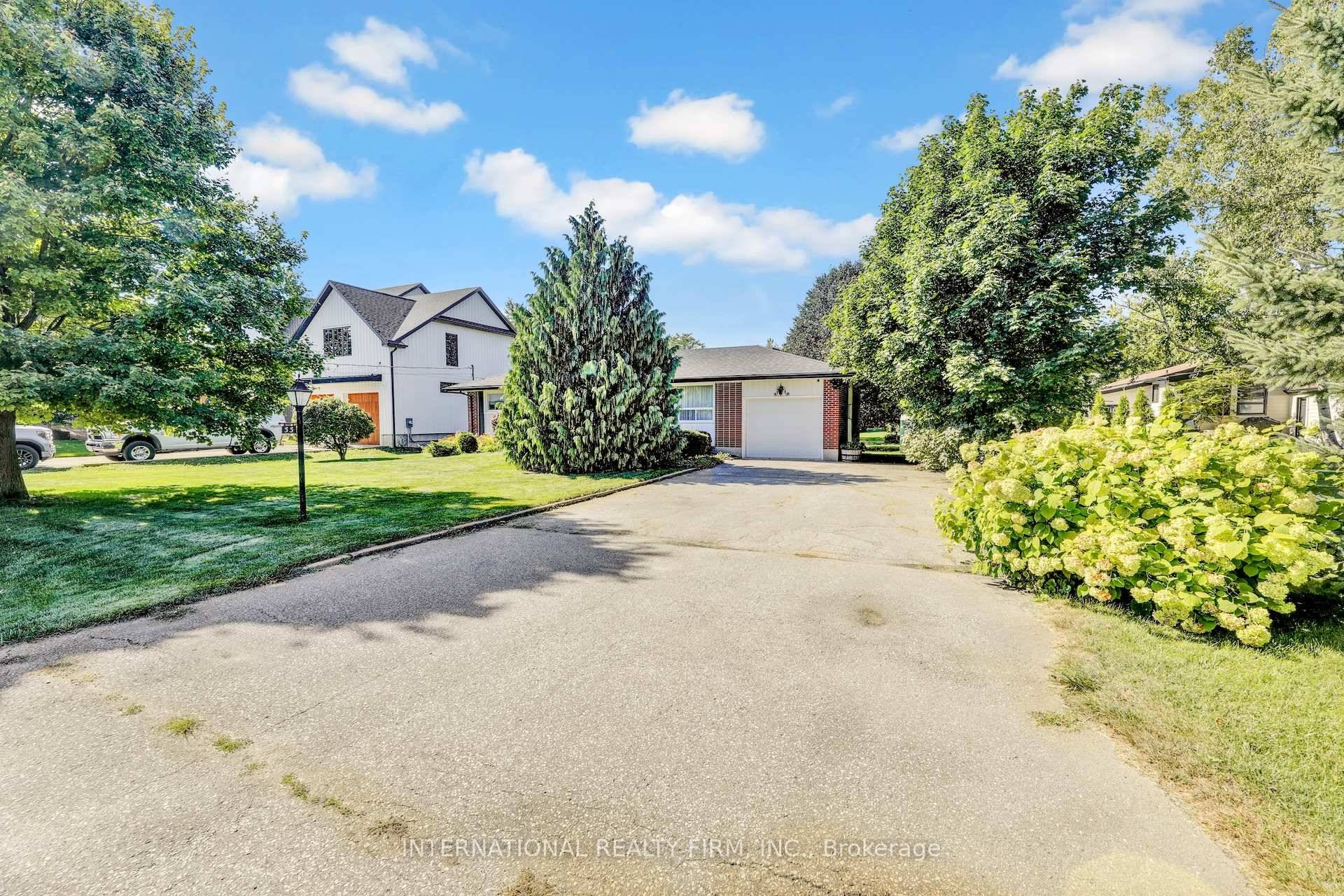 Welcome to 33 Ridgeway Ave in the heart of Pine Ridge community !
