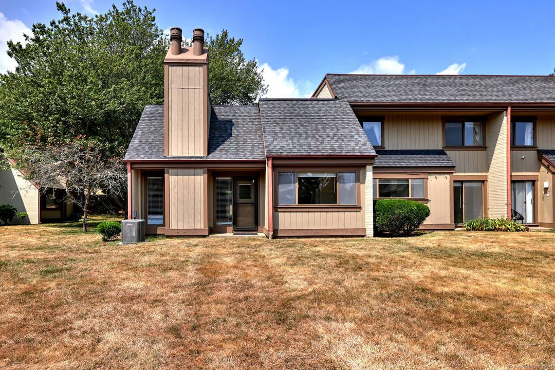 Heritage Sound Coastal Townhome Steps to Walnut Beach Snuggled in a quiet, private corner of the sought after Heritage Sound, a waterfront community, this beautifully updated end unit townhome offers ...