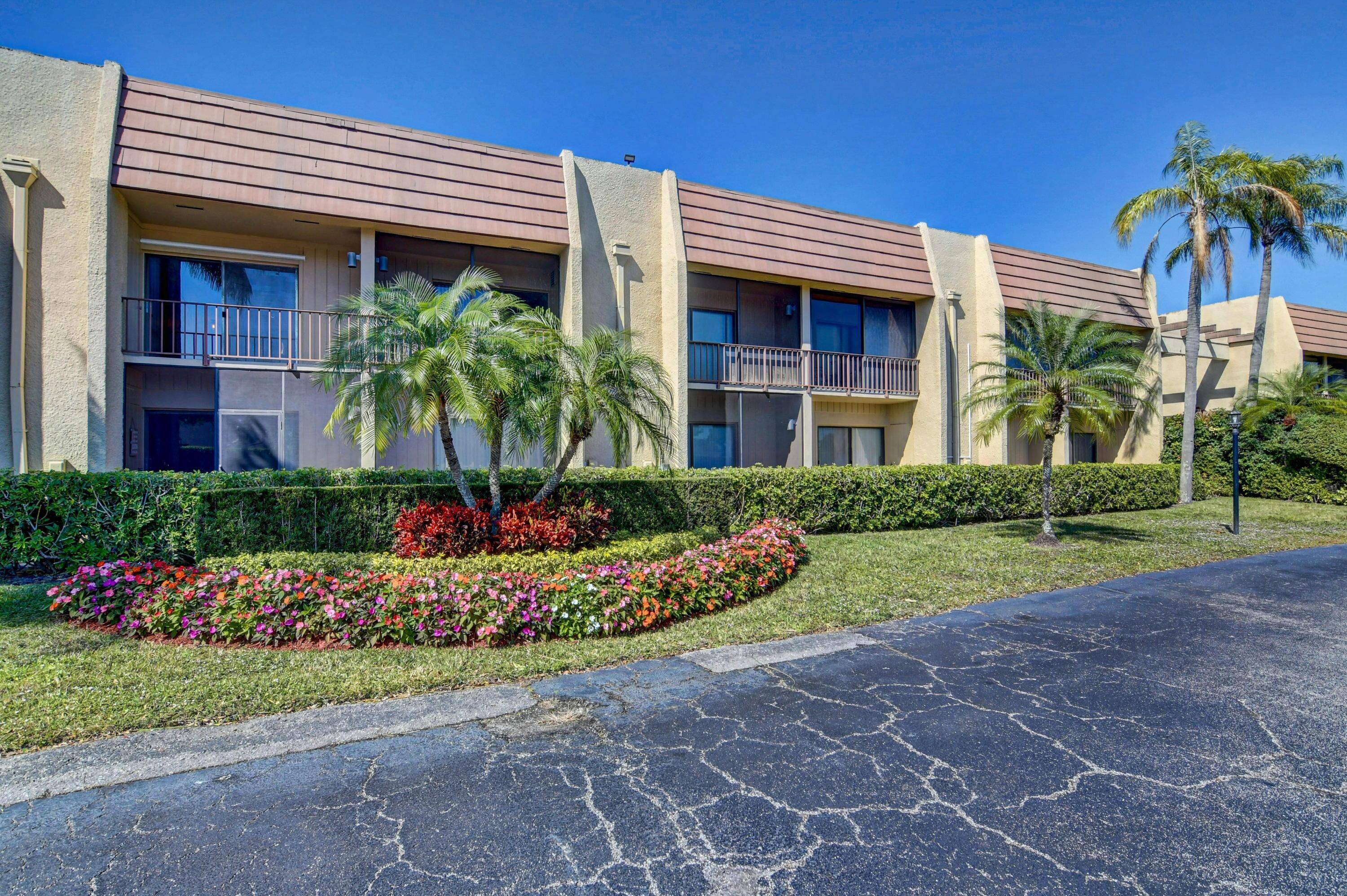 Welcome to a beautiful condominium located in the heart of Lake Worth, offering two bedrooms and two bathrooms.