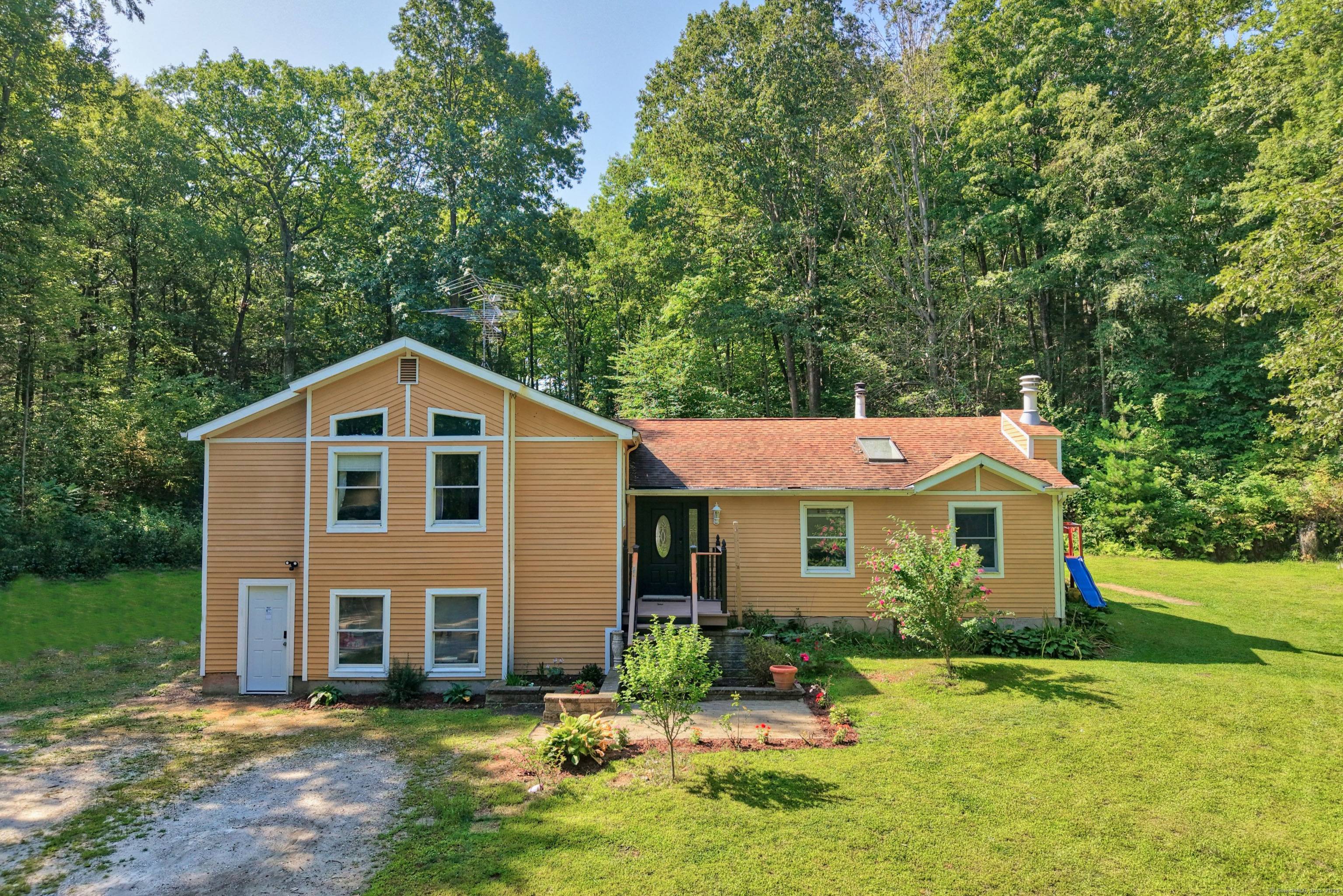 10 ACRES of privacy and nature awaits !