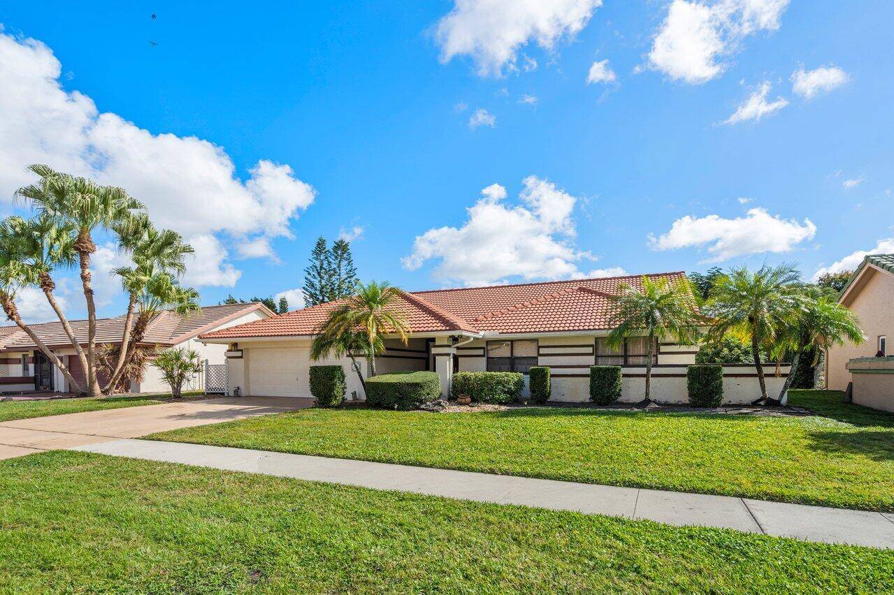 You've found it ! A rare gem at this price, offering water view on a wide canal !