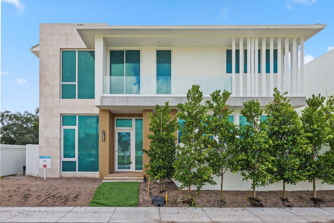 Welcome to Grove Estates Downtown Delray's only Gated Single Family Home Community built by award winning Azure Development.