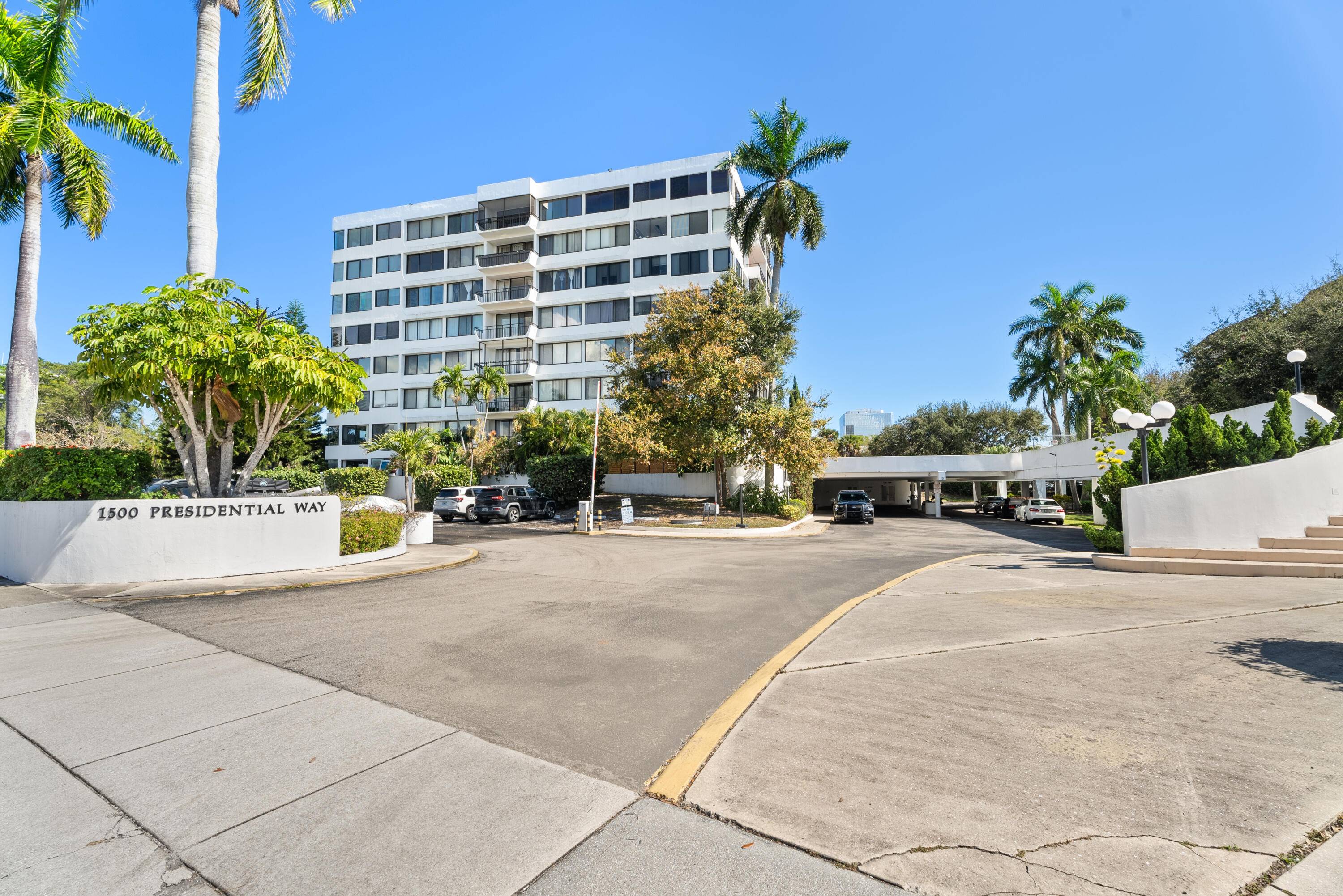 Unwind on your private screened balcony, where you can soak in serene views of the city, or revel in spectacular views.
