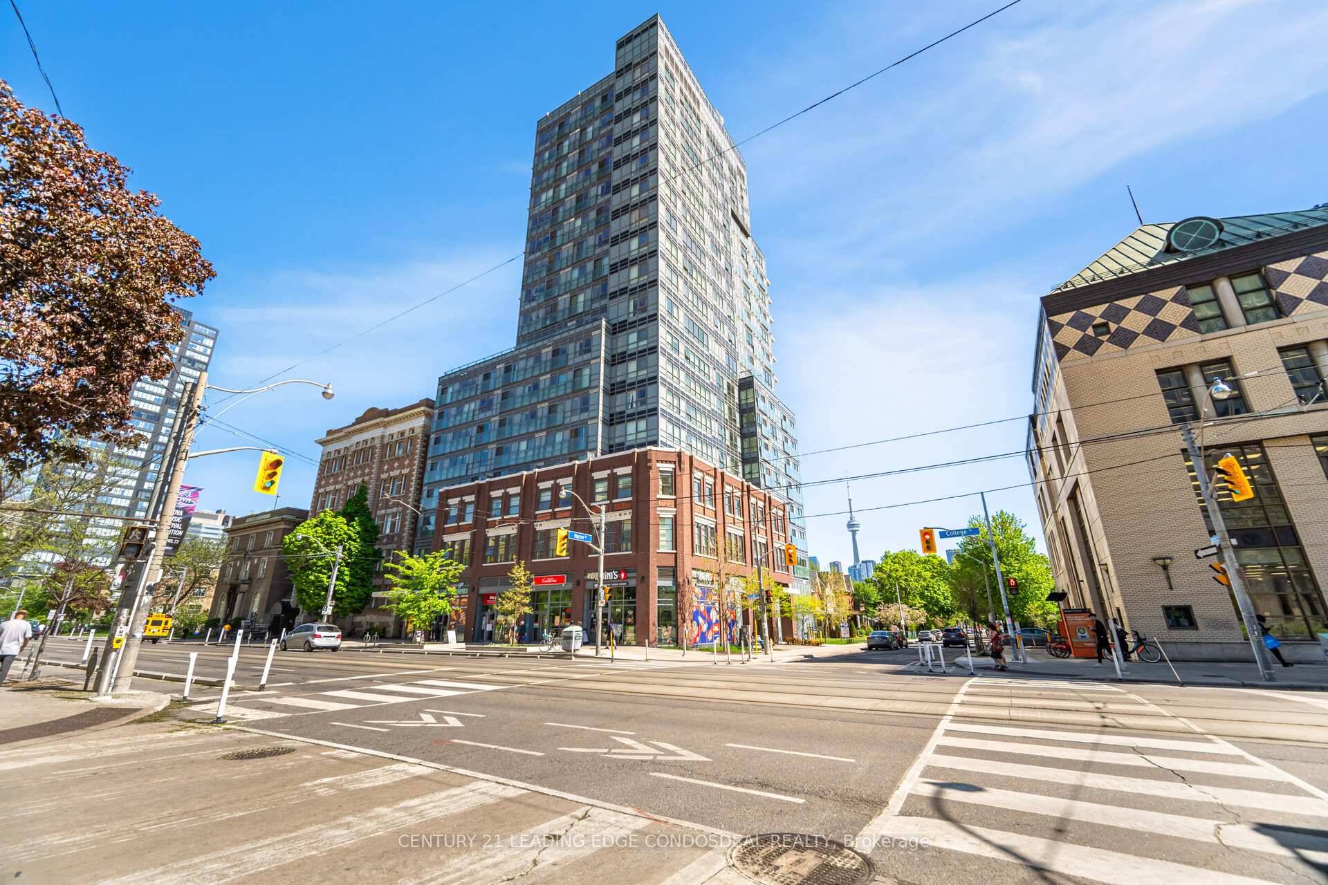 This bright and modern two bedroom, two bathroom 652sqft condo is perfectly located at College and Huron, right across from U of Ts St.
