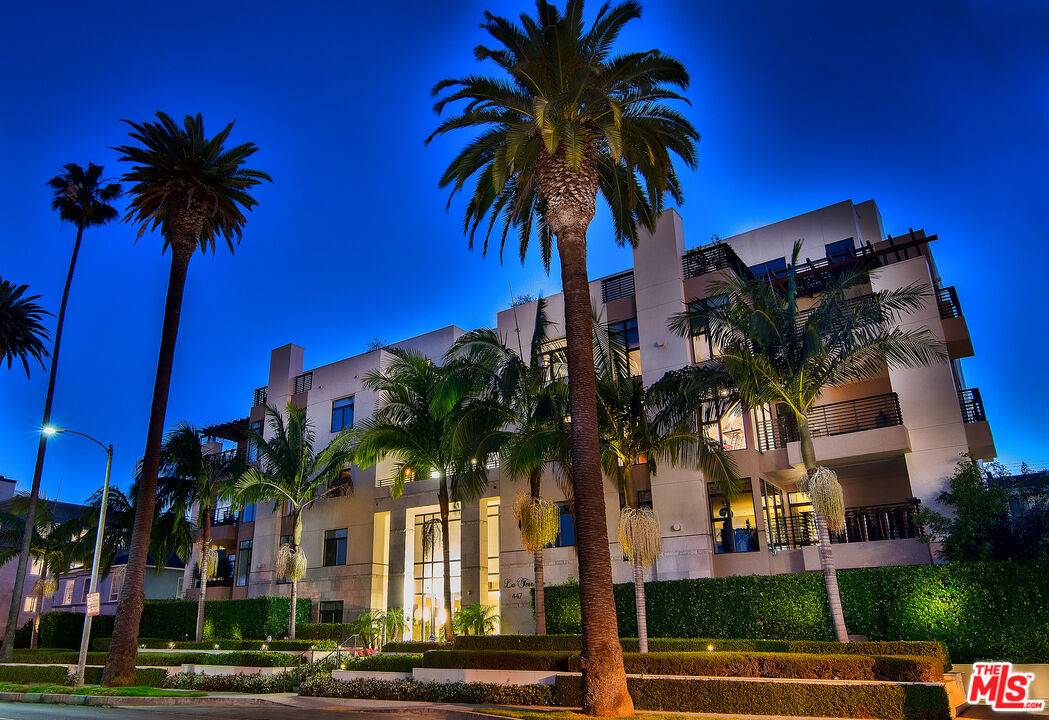 447 N Doheny Dr 2BR Beverly Hills Post Office | B.H.P.O. La