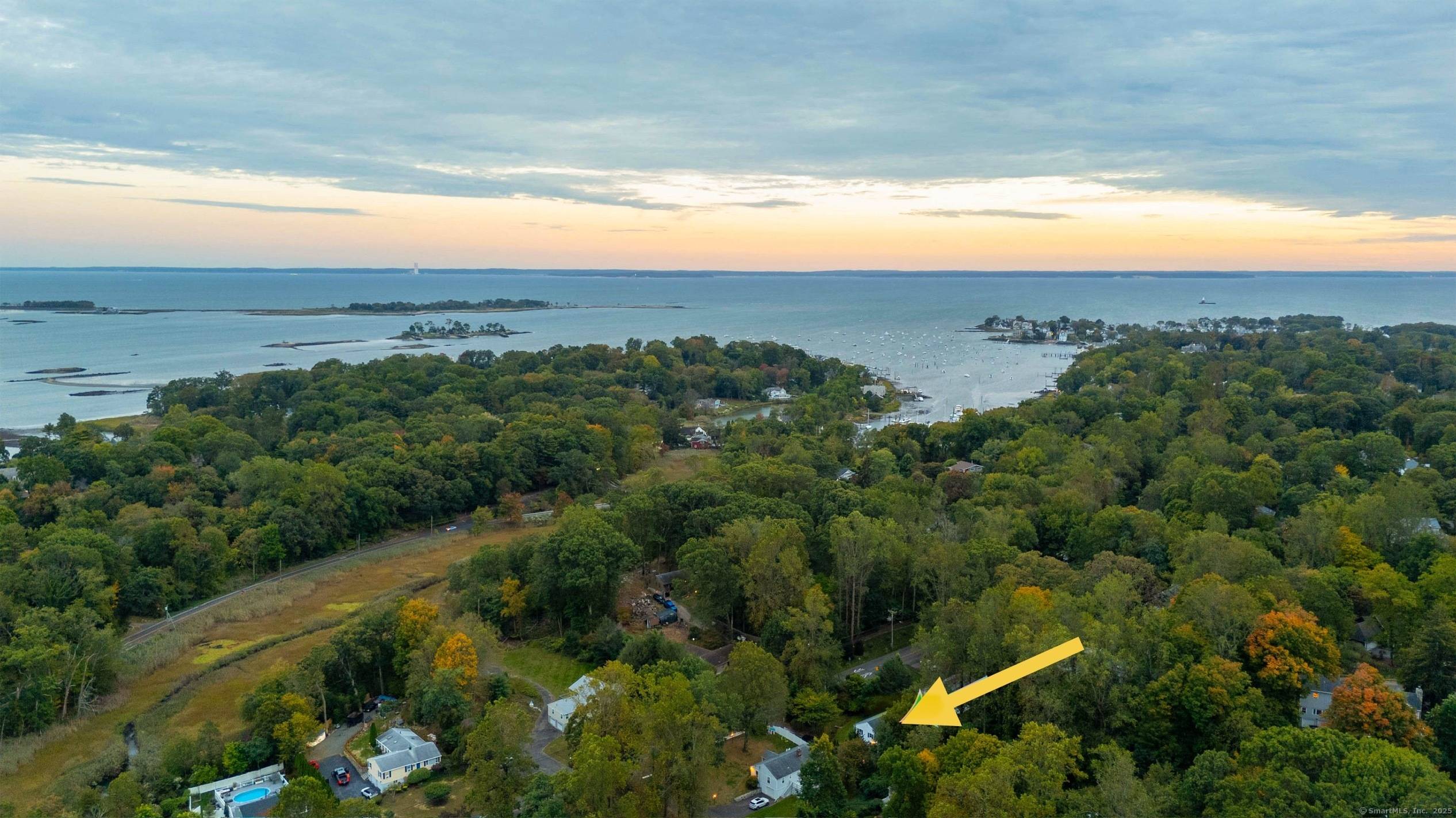 Walk to Water Gem ! 28 Old Trolley Way presents the perfect opportunity to enjoy all that Rowayton's waterfront community has to offer.