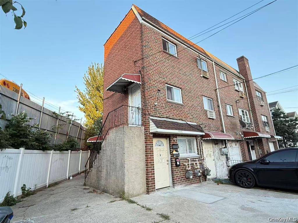 Spacious 2 family brick home in the heart of Jamaica !